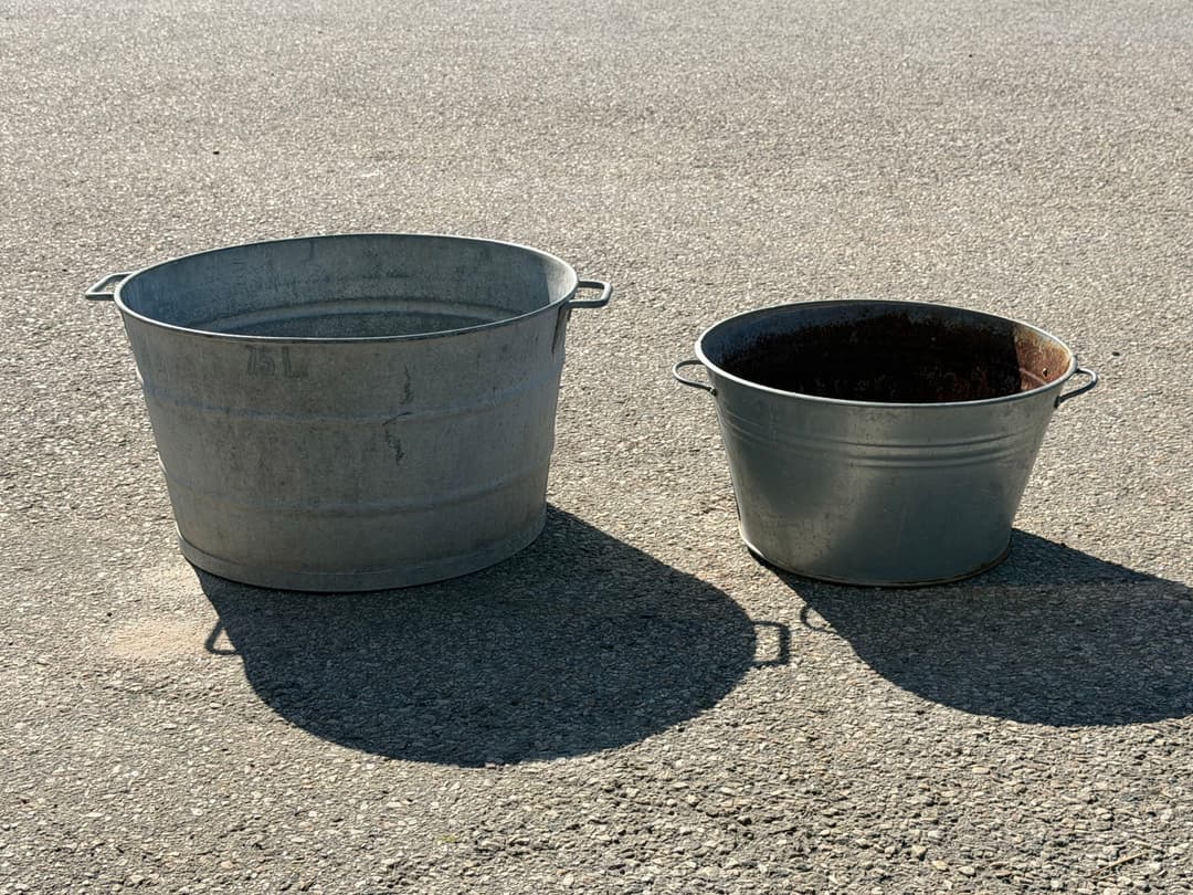 Tinas, 2 piezas de zinc.