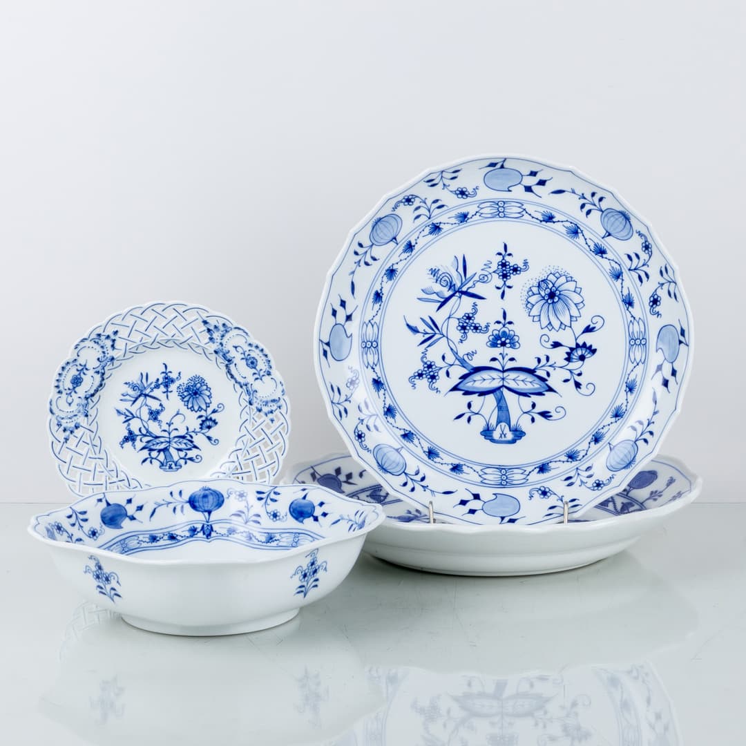 VAJILLA, 4 piezas, porcelana, patrón cebolla, Meissen, Alemania, y Caldero