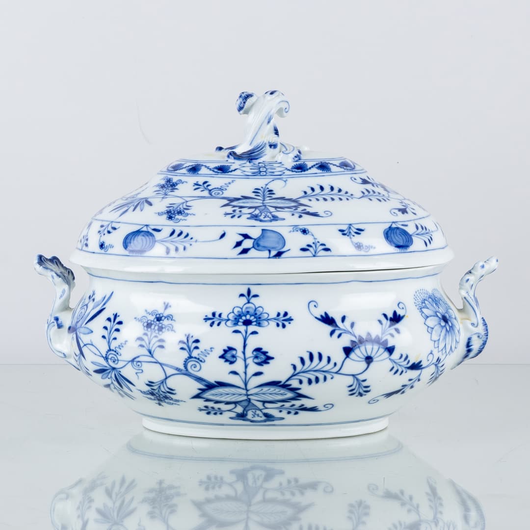 TERRINA, porcelana, el patrón de cebolla, Meissen, Alemania, segunda mitad del siglo XX