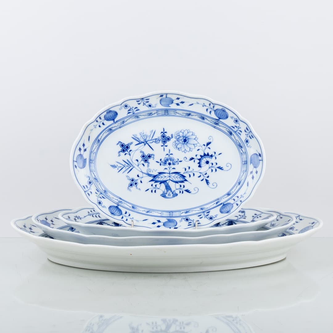 PLATOS DE SERVICIO, 4 piezas, porcelana, patrón cebolla, Meissen, Alemania, 1900s