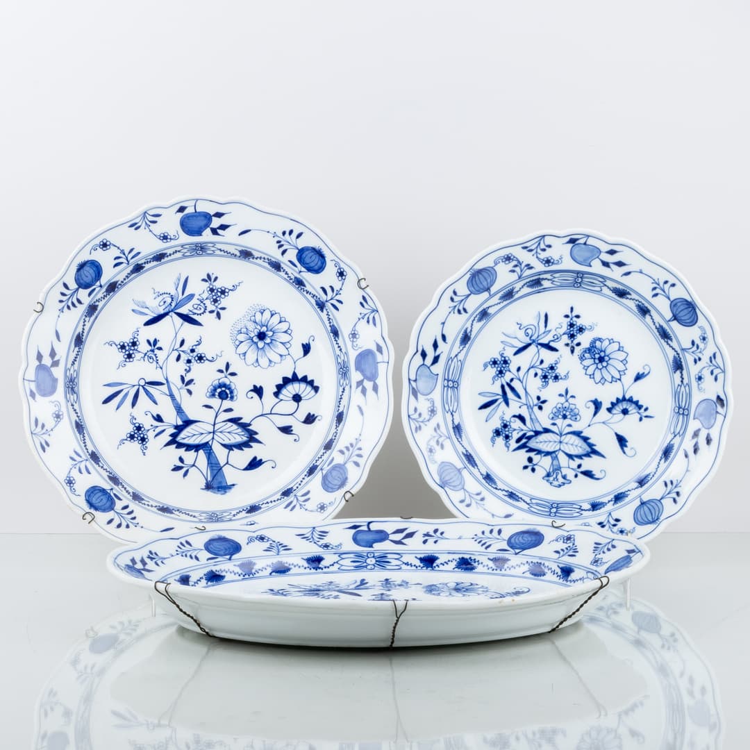PLATOS DE SERVICIO, 3 piezas, porcelana, patrón cebolla, Meissen, Alemania, 1900s