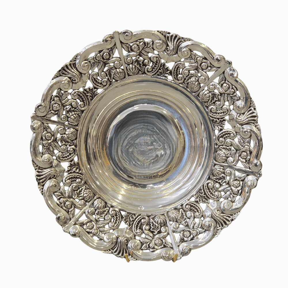 Centro de mesa en plata española punzonada. Ala calada con rocallas