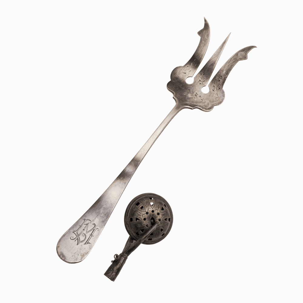 Cubierto servidor y sonajero en plata.