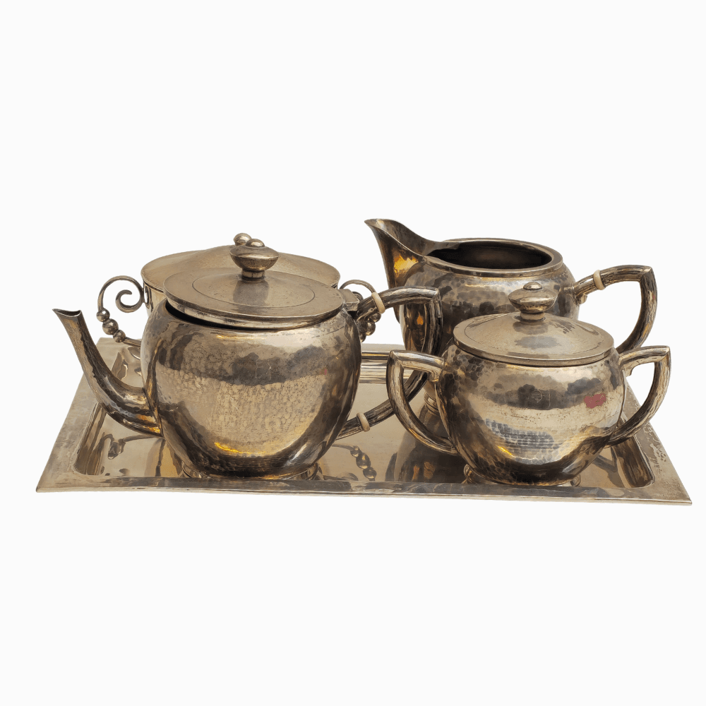 Juego de café en té en plata martelé punzonada.