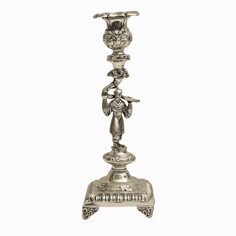 Candelero en plata punzonada.