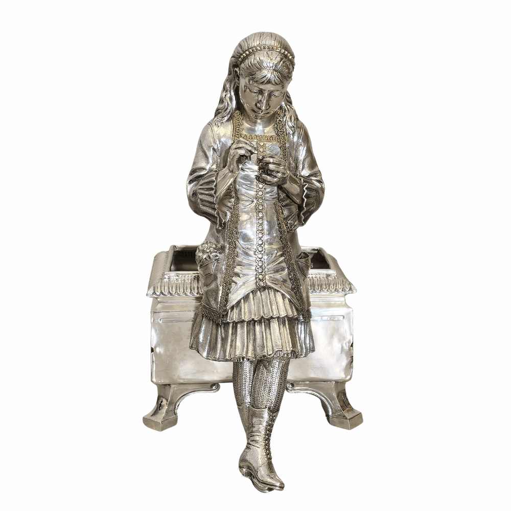 Jardinera con figura femenina sedente en plata.