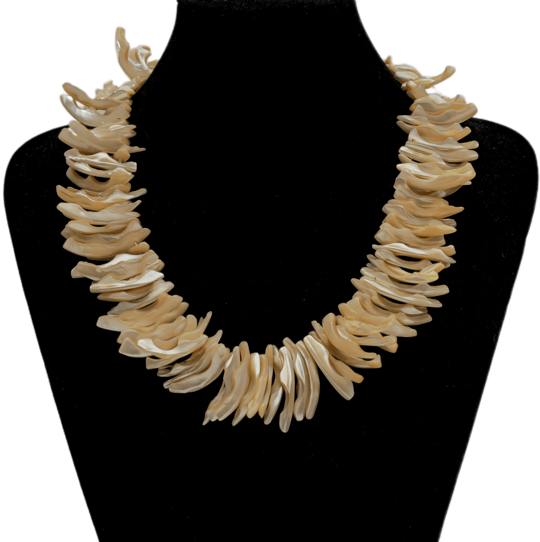 Collar de cuentas en concha natural. Cierre en metal plateado.