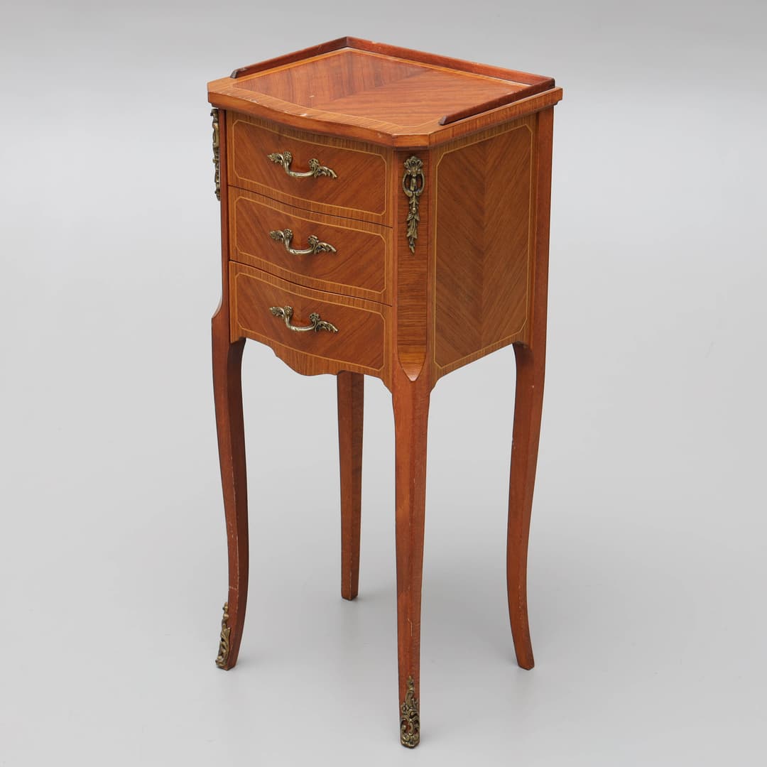 SÄNGBORD, gustaviansk stil, Sundlings, Tranås. 1900-talets senare hälft.