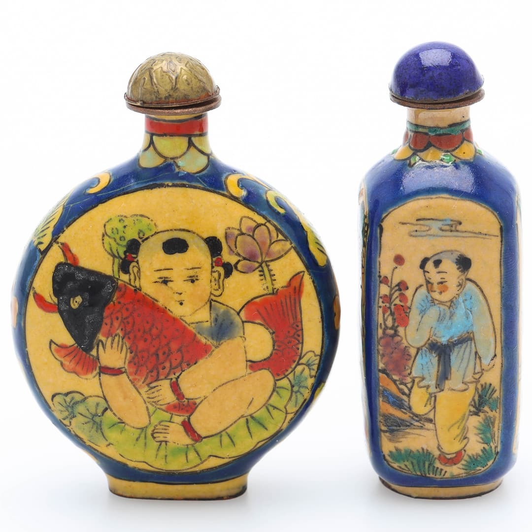 SNUSFLASKOR, 2 st, cloisonné, handmålad dekor av barn i olika miljöer
