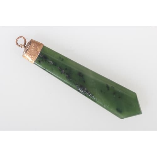 9ct gold mounted jade pendant, 4.9g gross.