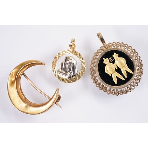 Group of jewellery to include a Victorian crescent brooch (m...