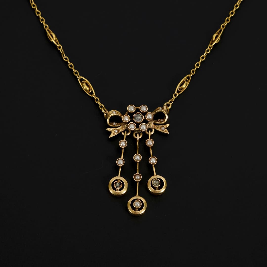 Art Nouveau necklace with 3 suspensions.