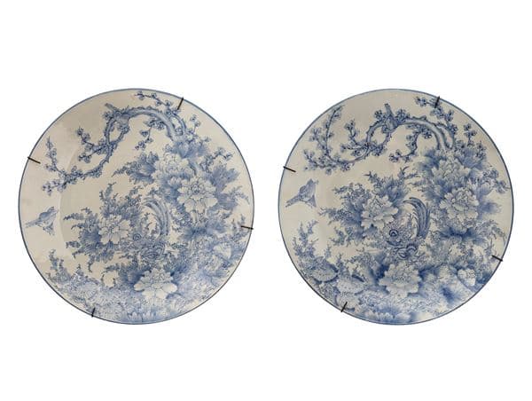 A PAIR OF LARGE BLUE AND WHITE CHARGERS, Japan, Meiji period (1868-1912)