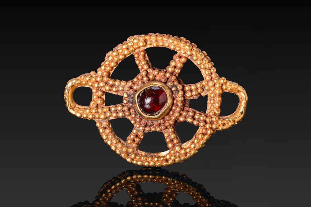 HELLENISTIC GOLD GRANULATED PENDANT WITH RED GARNET CABOCHON