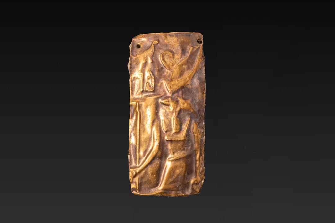 EGYPTIAN GOLD PLAQUE WITH A GOD WEARING THE DOUBLE CROWN