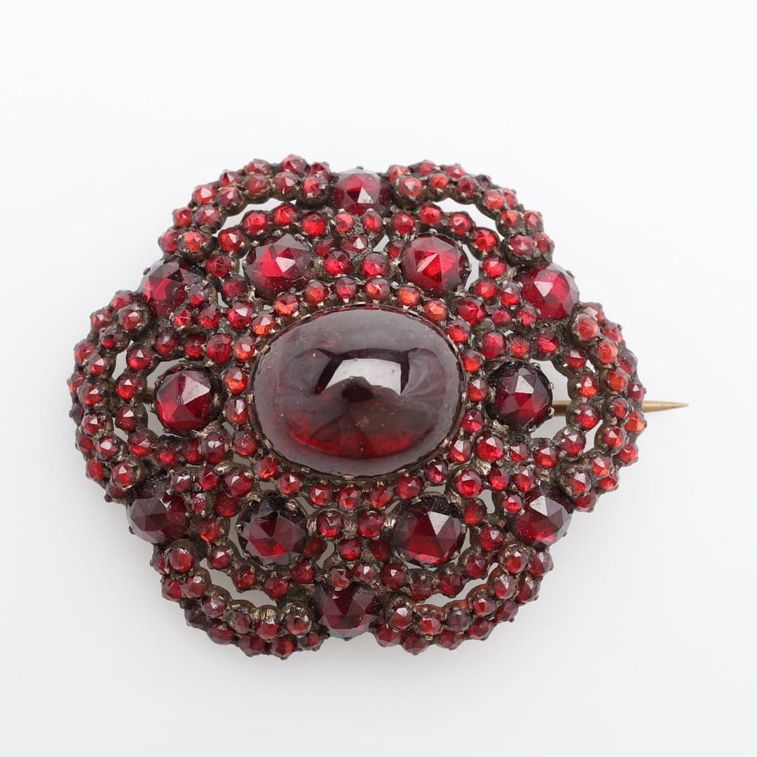 BROSCH, förgylld koppar samt med slipade granater, Böhmen, 1900-t början.