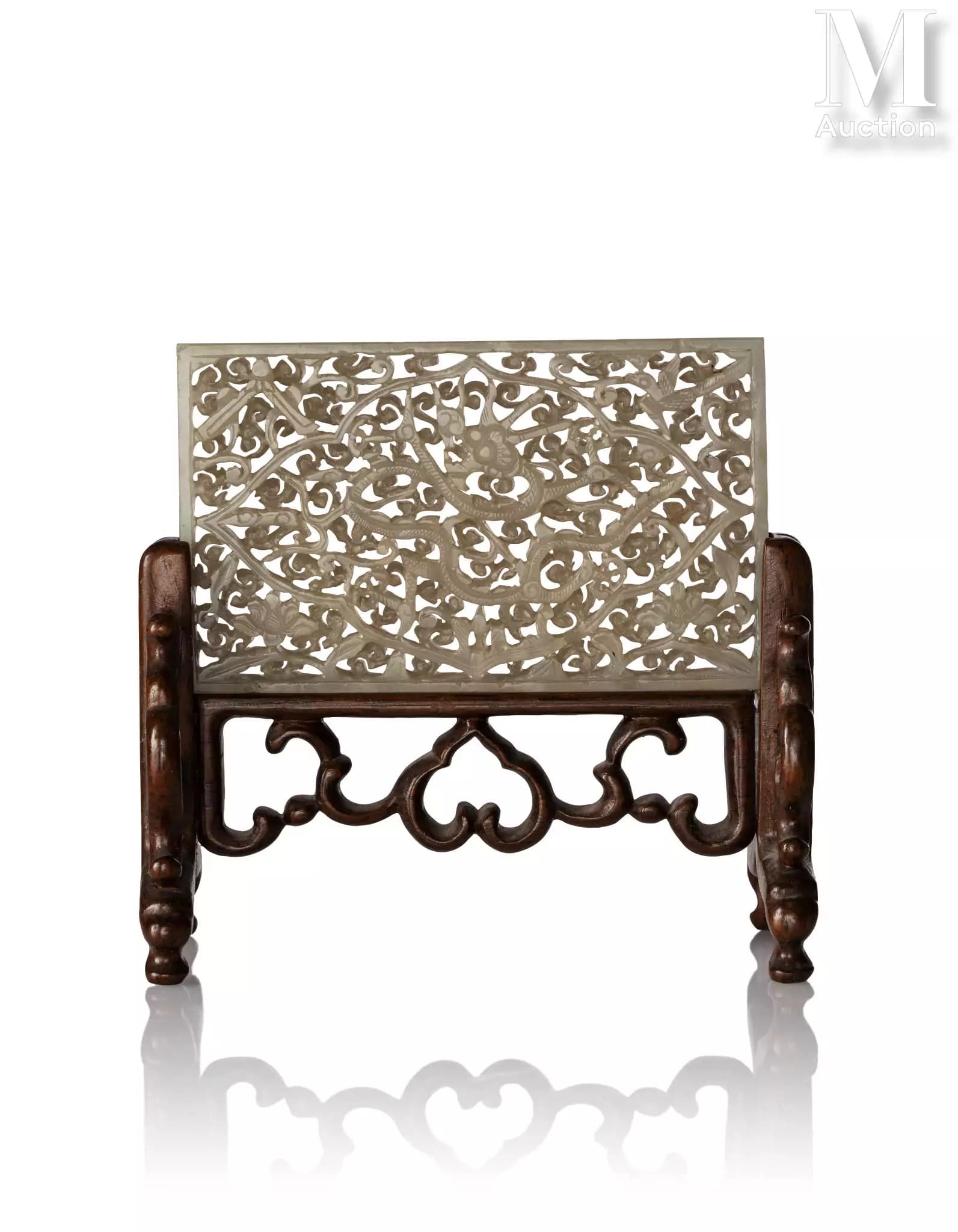 ƒ CHINE, Dynastie Ming, XVIIe siècle Rare plaque en jade céladon