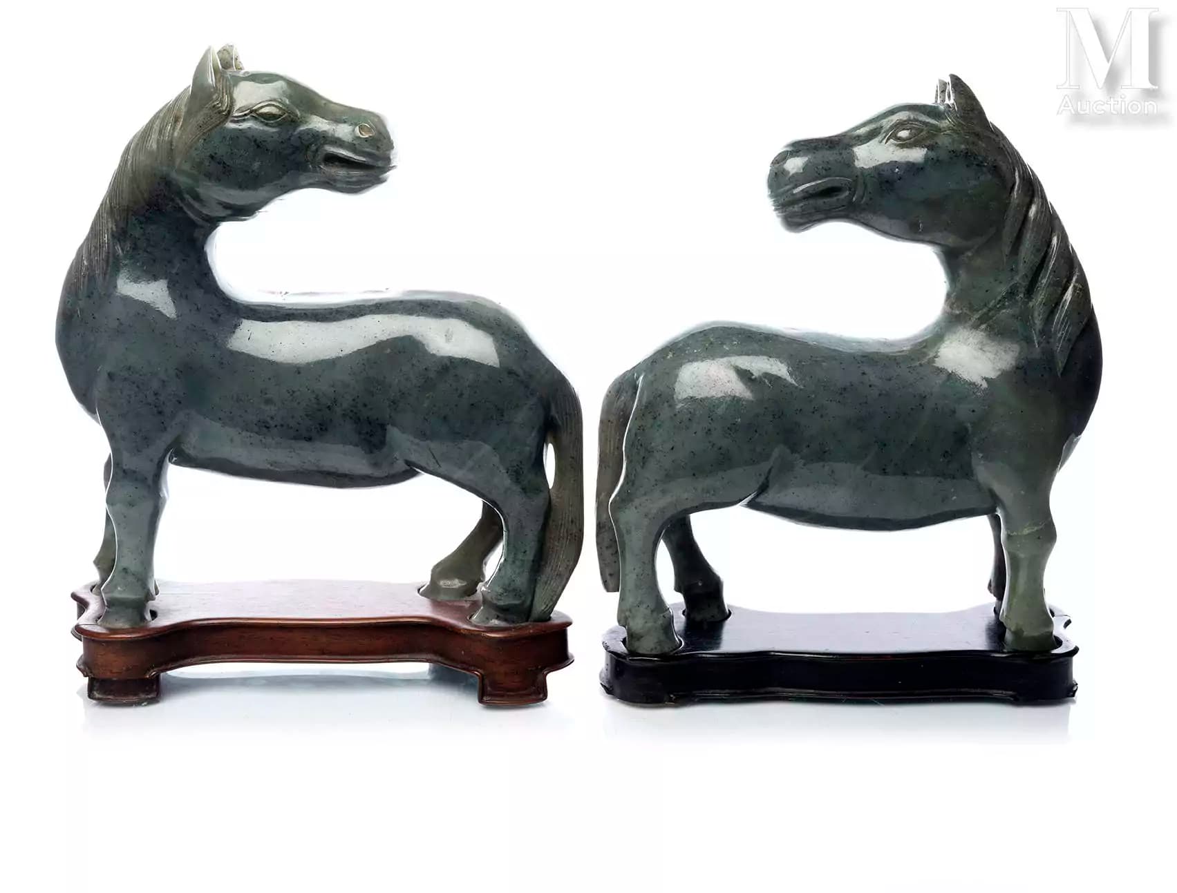 CHINE, XXe siecle Paire de chevaux en jade gris