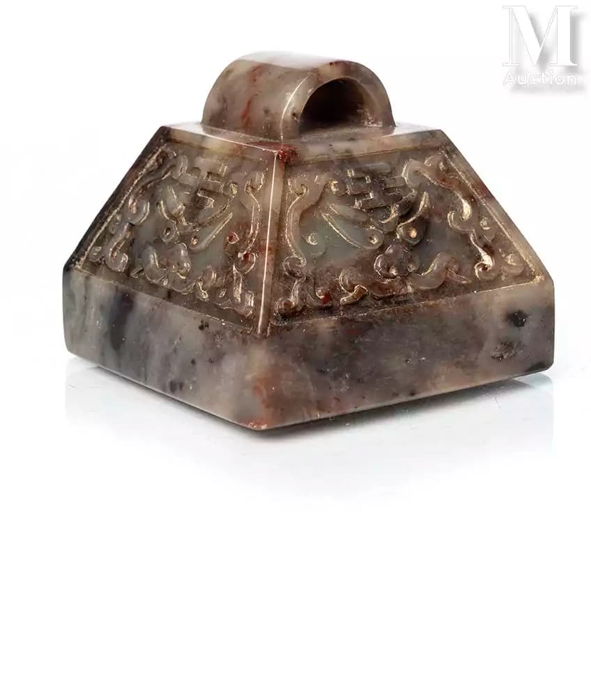 CHINE, XIX siècle Petit cachet en jade gris