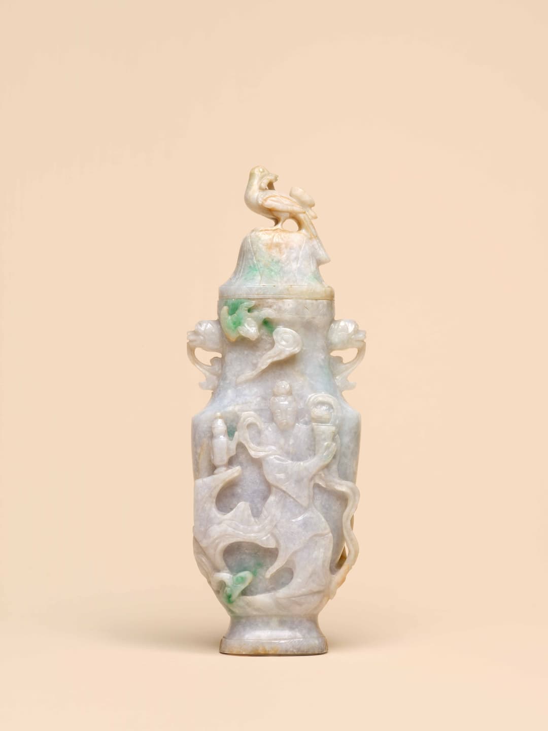 VASE COUVERT EN JADÉITE, Chine, XXe siècle