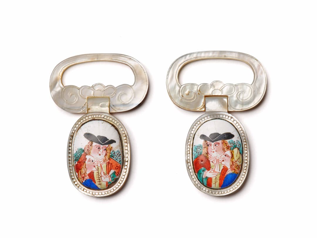 DEUX BOUCLES DE CEINTURE EN CUIVRE ET ÉMAUX PEINTS ET NACRE, Chine
