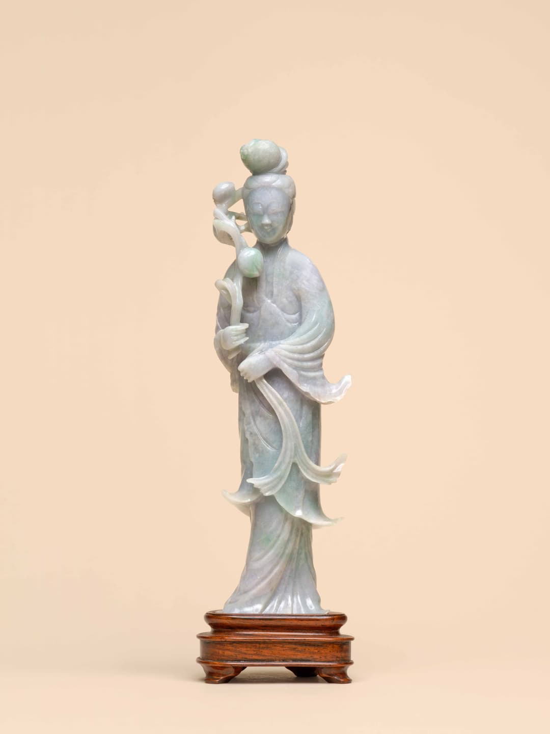 STATUETTE DE FEMME EN JADÉITE, Chine, XXe siècle