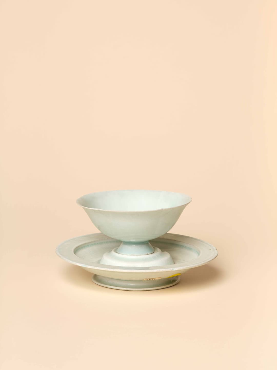 COUPE À PIED ET SON PRÉSENTOIR EN PORCELAINE QINGBAI, Chine, dynastie