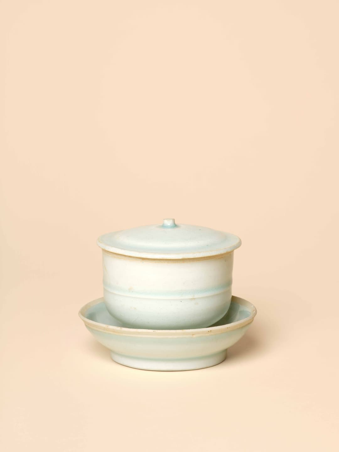 BOL COUVERT ET SA COUPELLE DE PRESENTATION EN PORCELAINE QINGBAI