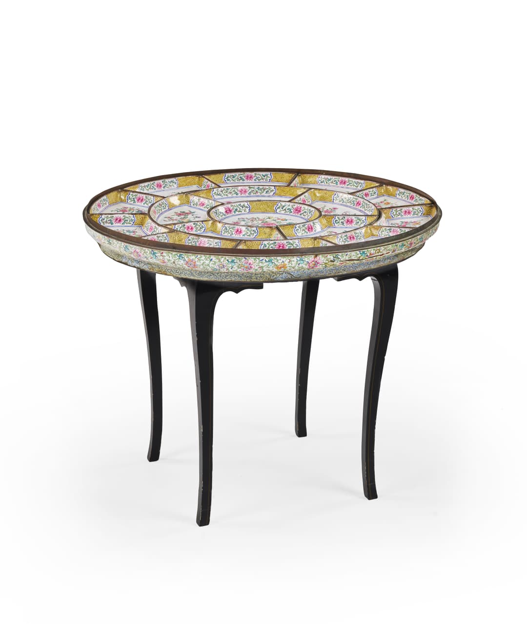 ENSEMBLE DE PLATS À SUCRERIES EN CUIVRE ET ÉMAUX PEINTS, Chine, dynastie
