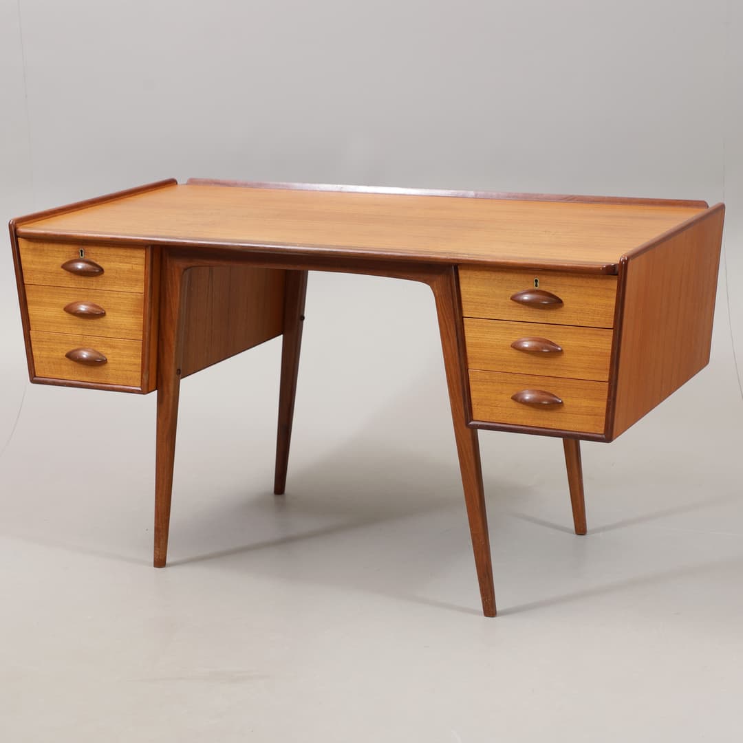 SVANTE SKOGH. Skrivbord, teak, "Uddebo", 1960-tal.