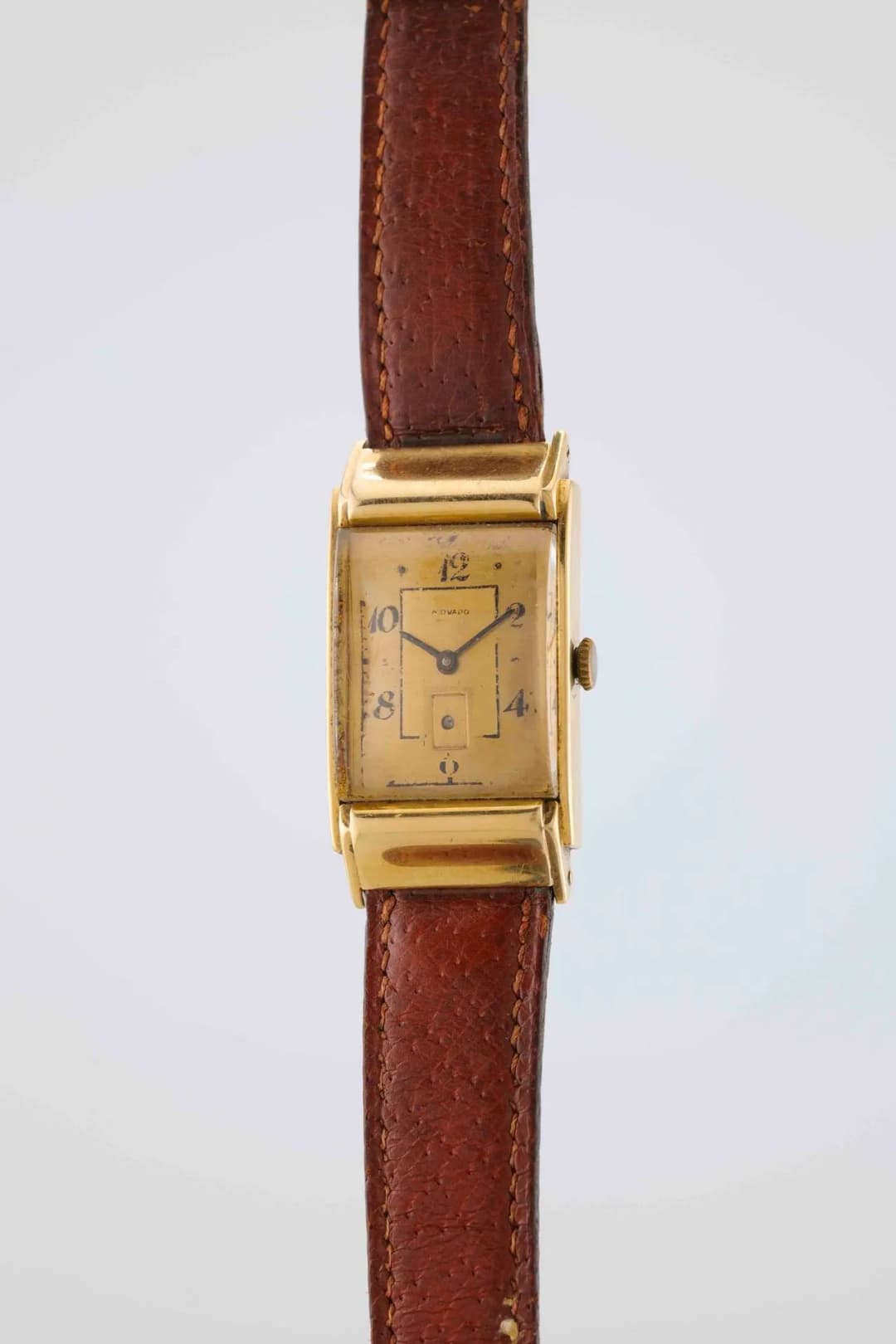 MOVADO Art Deco watch. Circa: 1940. Case: rectangular in 750/1000