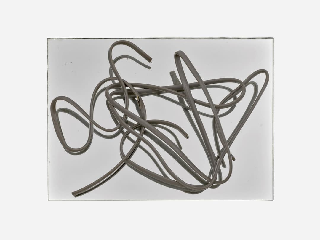 Hermann Glöckner Grau ummanteltes, dreiadriges Aluminiumkabel auf Spiegel.