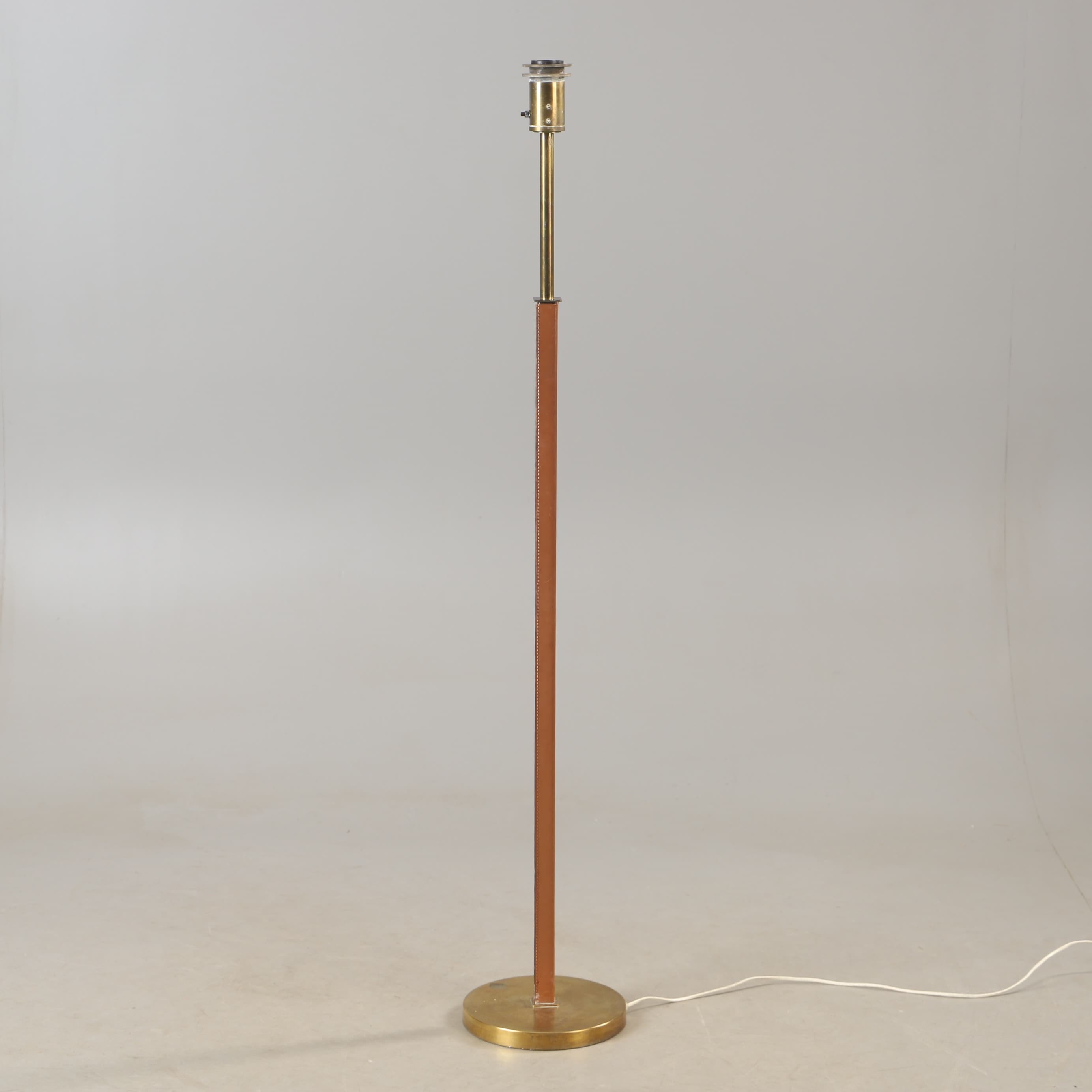 GOLVLAMPA, "590A", mässing och skinn, Philips, 1900-talets mitt.