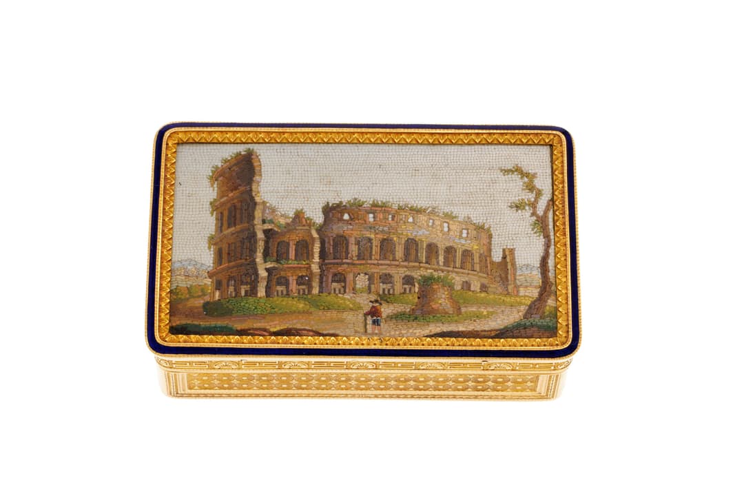 Tabatière rectangulaire en or finement ciselé de frises guillochées