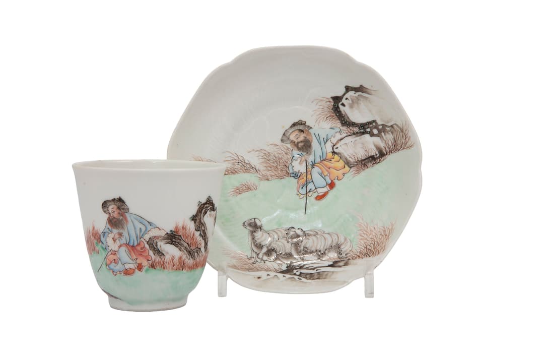 Coupe et sa soucoupe en porcelaine, Chine, XVIIIe s., chacune au décor