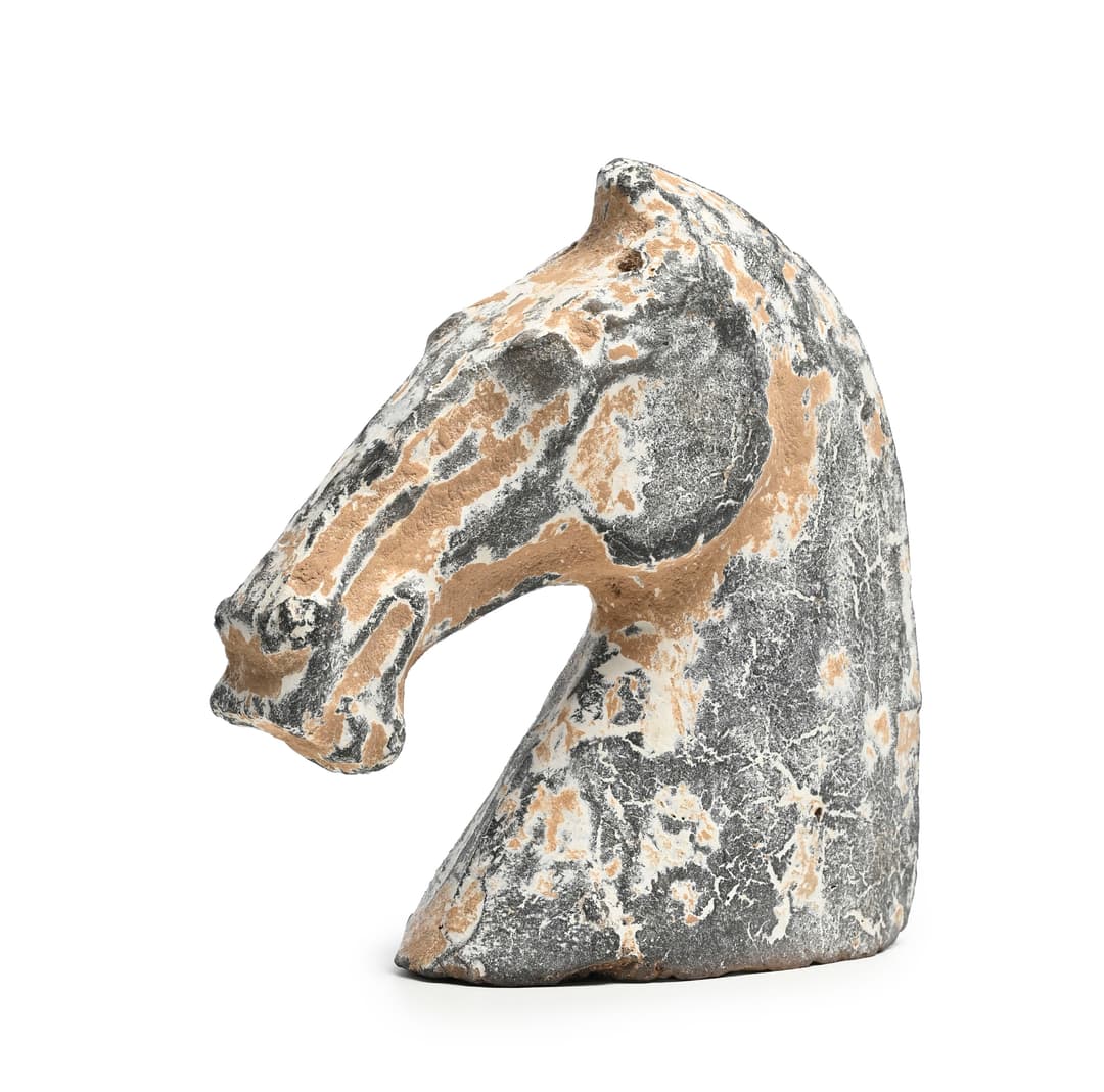 Tête de cheval en terre cuite, Chine, dynastie Han, h. 15 cm, larg.
