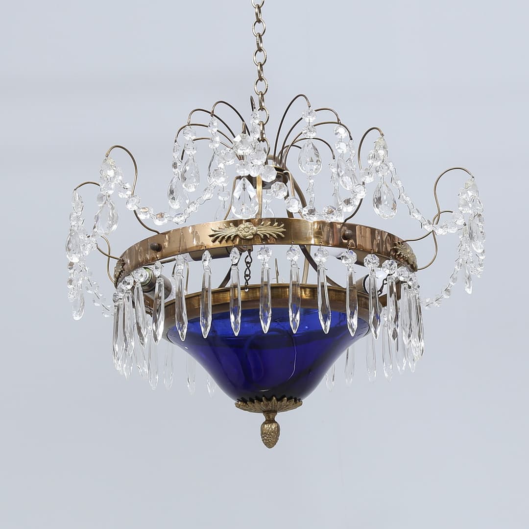 TAKKRONA med prismor och blå skål, empirstil, 1900-talets senare del.