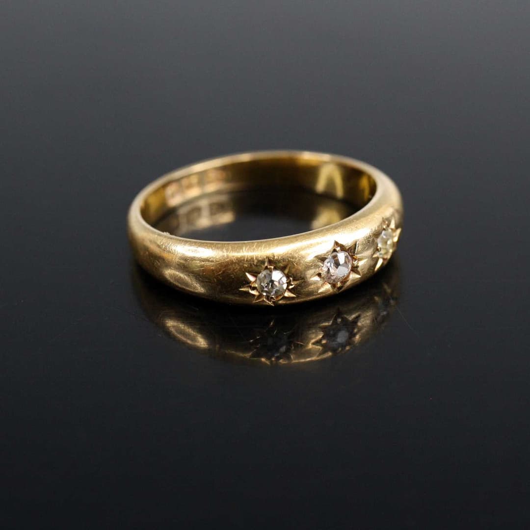 Lot 2007 - An 18ct yellow gold diamond 3-stone ring