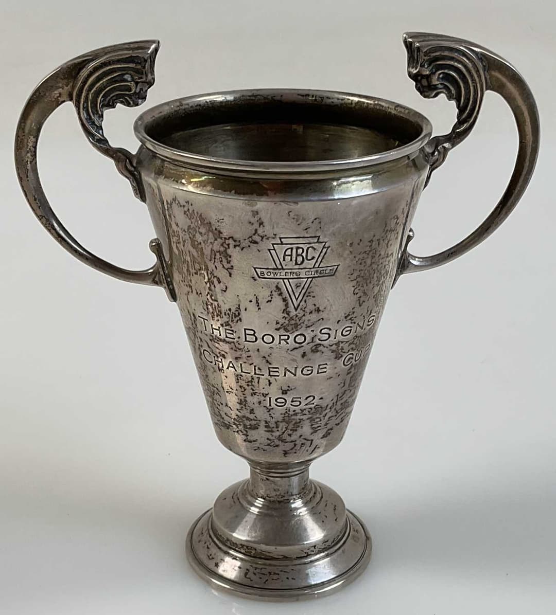 GOLDSMITHS & SILVERSMITHS CO LTD; a silver trophy with...