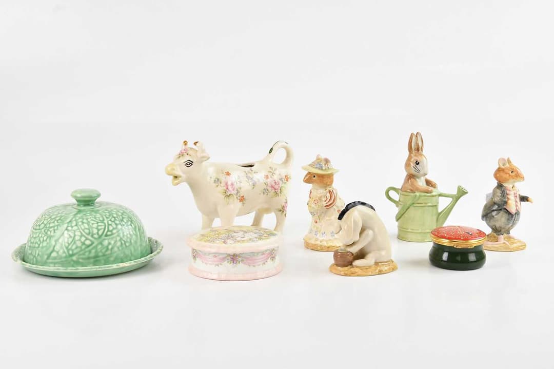 A mixed collection of ceramics comprising a Royal Doulton 'Dusty Dogwood'