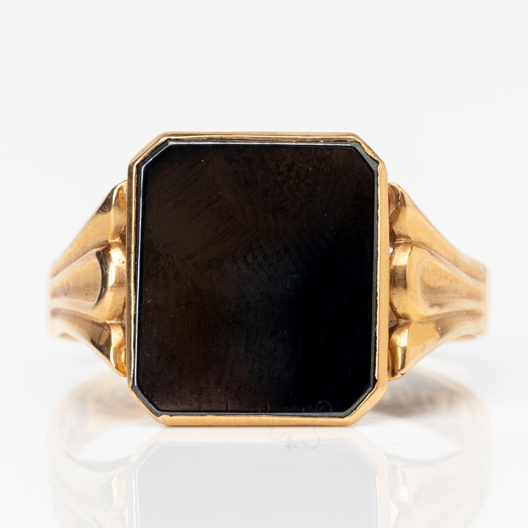 KLACKRING, guld, 18K samt svart sten, Guldvaruhuset Aktiebolag, 1949.