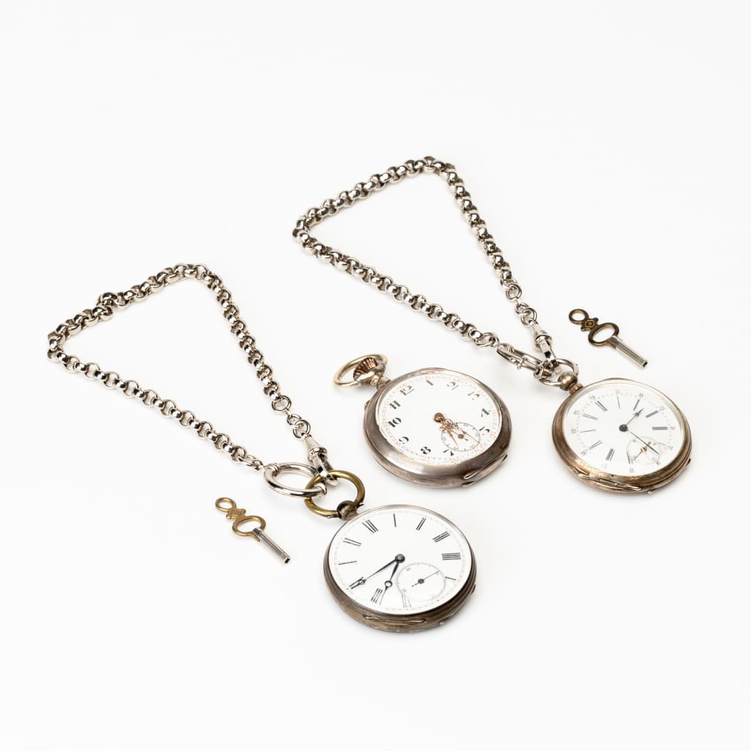 FICKUR, 3 st, manuella, delvis nyckeldragare, yttre boetter av silver