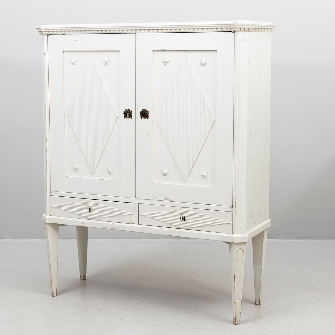 SKÅP, vitmålat, gustaviansk stil, delvis äldre delar. 1800-/1900-tal.