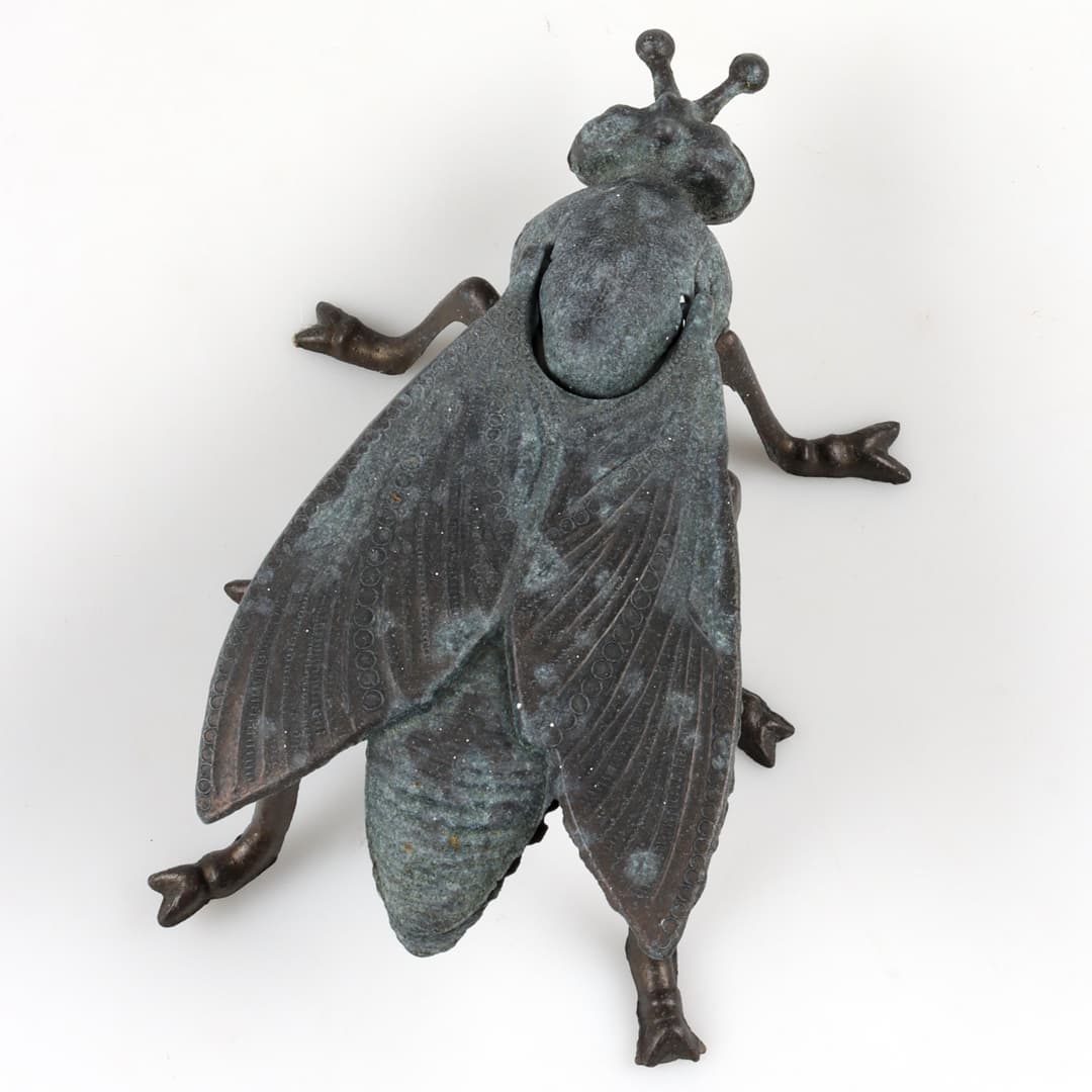 ASKKOPP, i form av fluga, patinerad metall. 1900-tal.