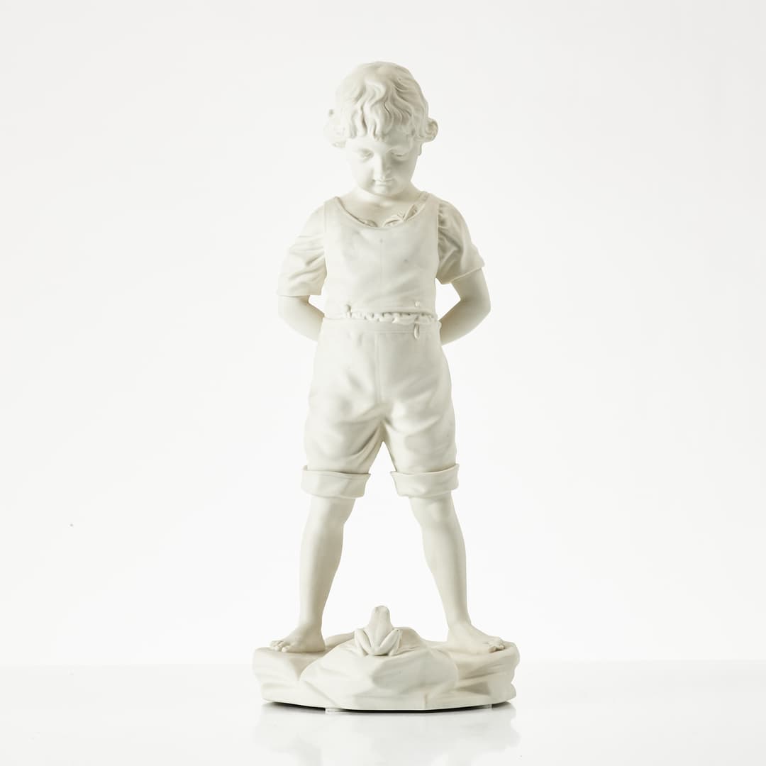 "Pojken och grodan", skulptur, efter Per Hasselberg, Gustavsberg tidigt