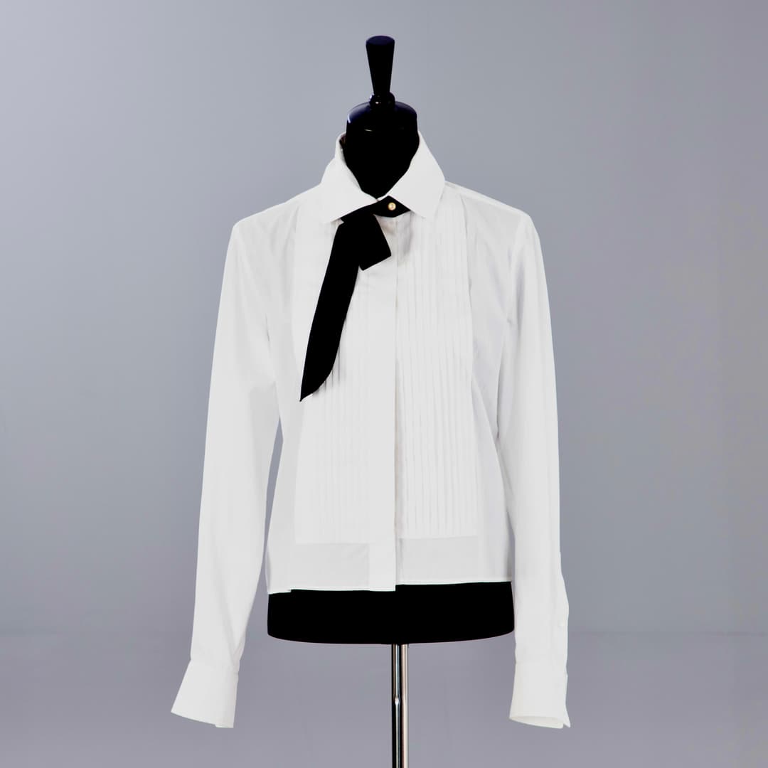 CHANEL. Hemdbluse mit abnehmbarer Schluppe, FR 40.