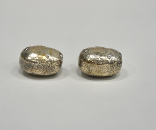 Olle Ohlsson, 2st skulpturer "Potatis" nysilver.