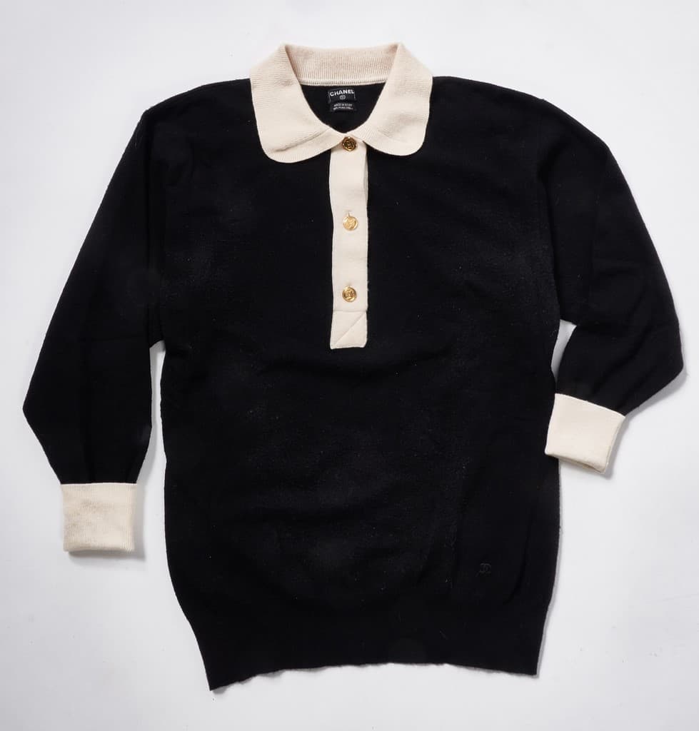 CHANEL et Karl LAGARFELD. Pull en en cachemire noir et blanc. Taille 40 (L)