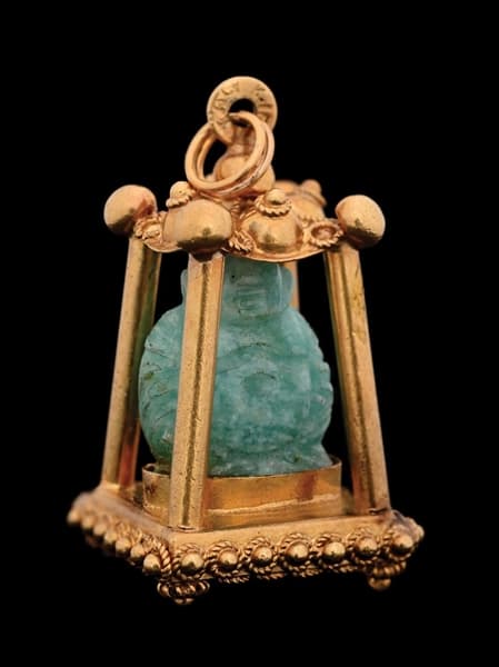 18K GOLD JADE BUDDAH TEMPLE PENDANT