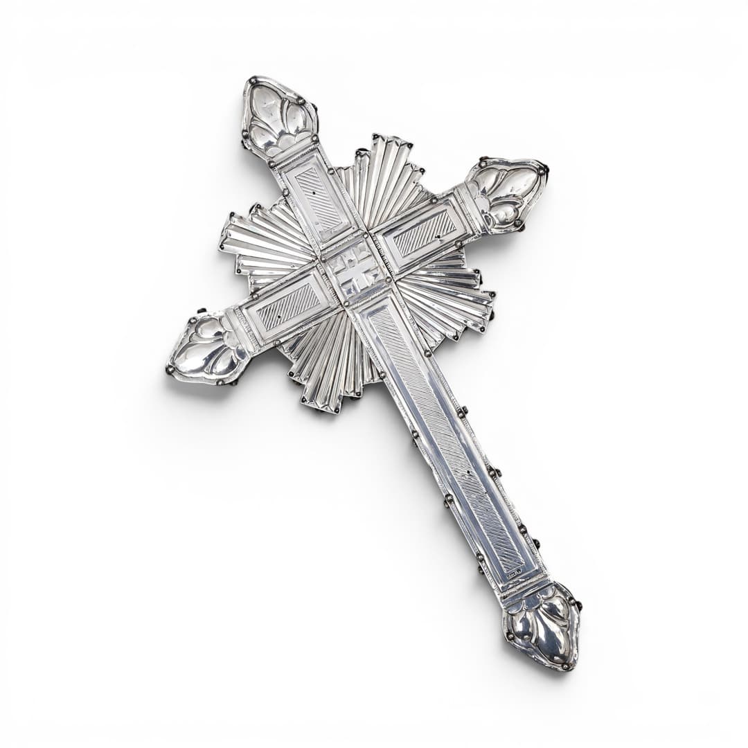 Latin cross in embossed silver-plated wood, first half of the 20th Century.